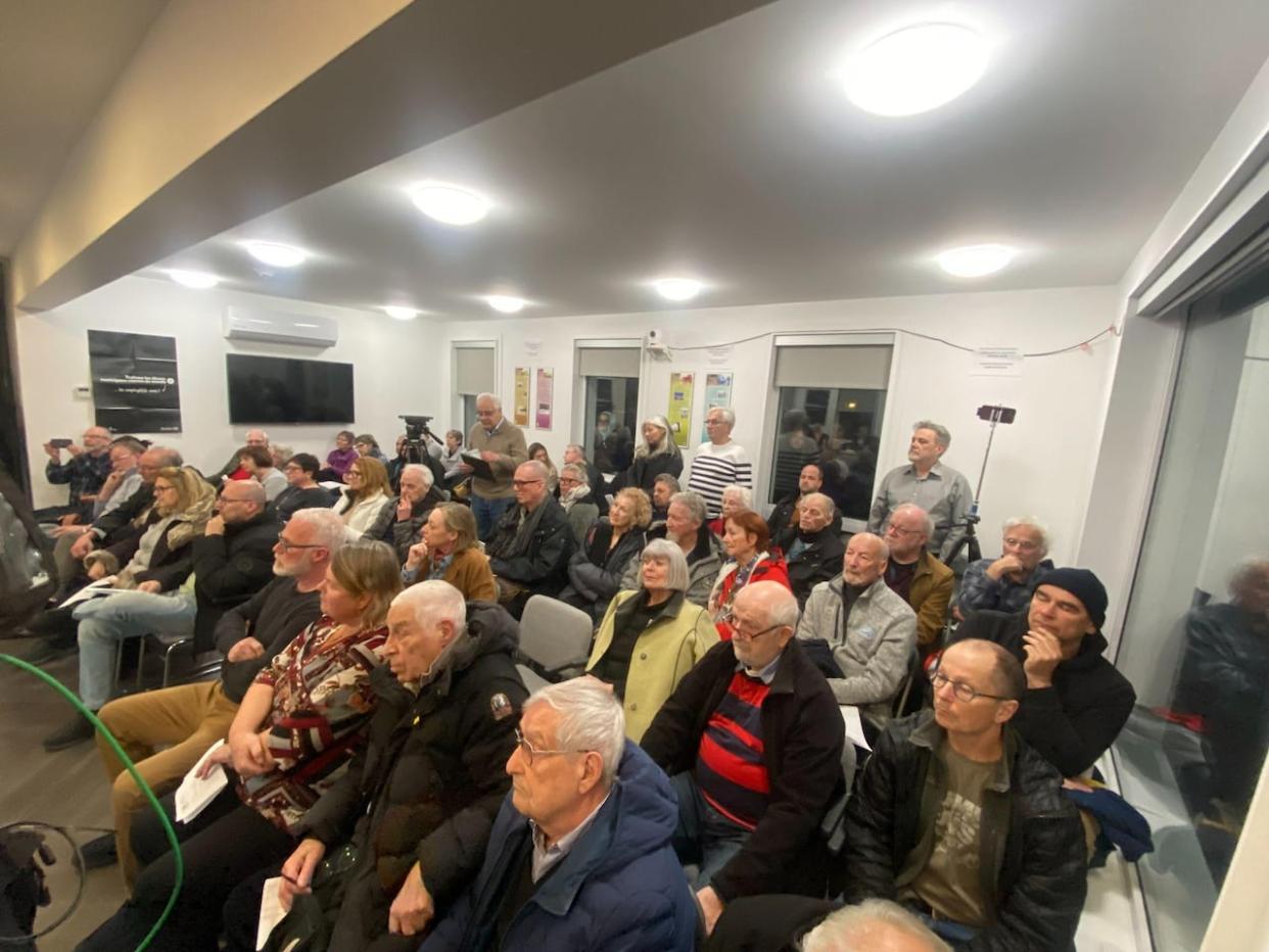 The town hall was packed with residents in Sainte-Pétronille, Que., when three municipal councillors resigned.  (Philippe L'Heureux/Radio-Canada - image credit)