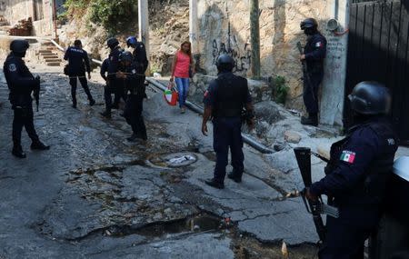 Police work at a crime scene after gunmen attacked several men who were standing on a street during a wake, according to local media, in Acapulco, Mexico April 19, 2018. REUTERS/Javier Verdin