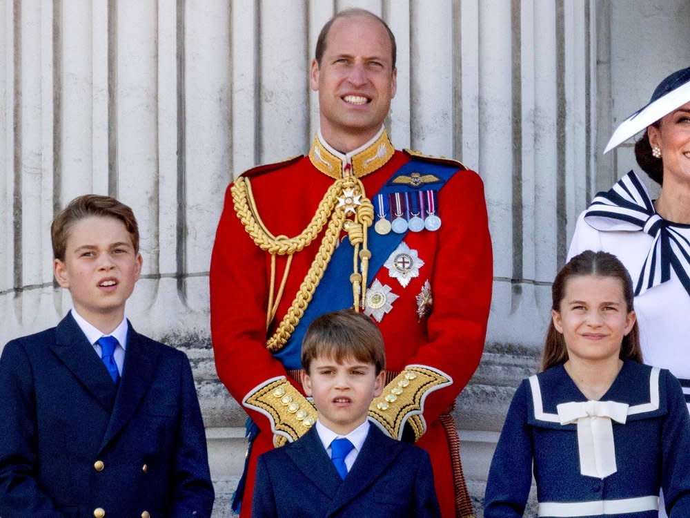 Prinz William mit seinen Kindern George, Louis und Charlotte auf dem Balkon des Buckingham Palastes. (Bild: imago/PPE)