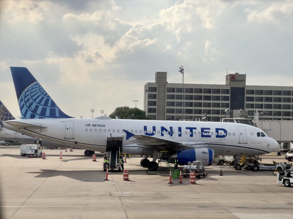 A 8. március 2023-án készült fényképen a United Airbus Airbus A319-132 típusú repülőgépe látható a houstoni texasi George Bush nemzetközi repülőtér (IAH) kapujában. (Fotó: Daniel SLIM / AFP) (Fotó: DANIEL SLIM/AFP a Getty Images-en keresztül)