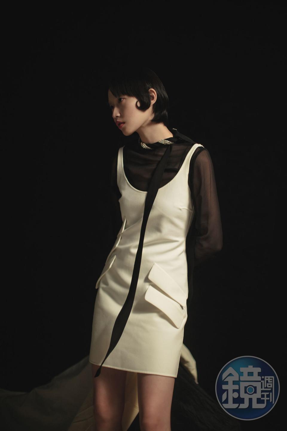 黑色紗質襯衫 NT$92,000 by GUCCI；白色短洋裝 NT$33,000 by VERSACE。