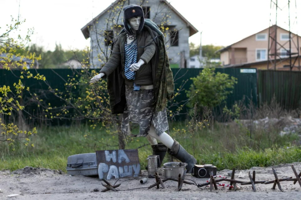 <span class="copyright">A mannequin dressed as a Russian soldier stands next to a board with the inscription "To Russia" at an abandoned Russian checkpoint. / Photo: REUTERS / Jorge Silva</span>