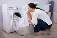 Ein Traumpaar: Handtücher und Trockner. Sie werden beim maschinellen Trocknen erst richtig flauschig, sodass Sie beim Waschen auf Weichspüler verzichten können. (Bild: iStock / AndreyPopov)