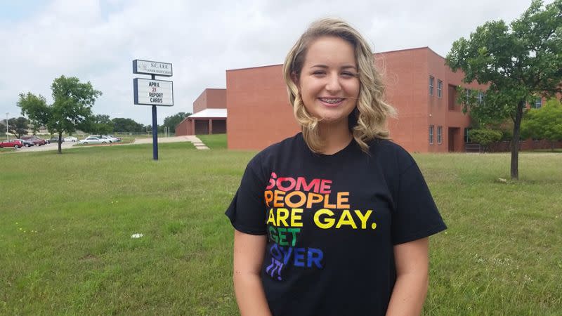 <p>„Manche Menschen sind homosexuell – komm‘ klar damit!“ Eigentlich eine klasse Einstellung, die die 13-jährige Ali Chaney mit ihrem T-Shirt nach außen trägt. Ihre High School in Texas sah das etwas anders und stufte das Kleidungsstück als „verwirrend“ und „störend“ ein. Die Folge: Ali wurde nach Hause geschickt.</p><p>(Bild: Stephen Adams/KCEN)<br></p>