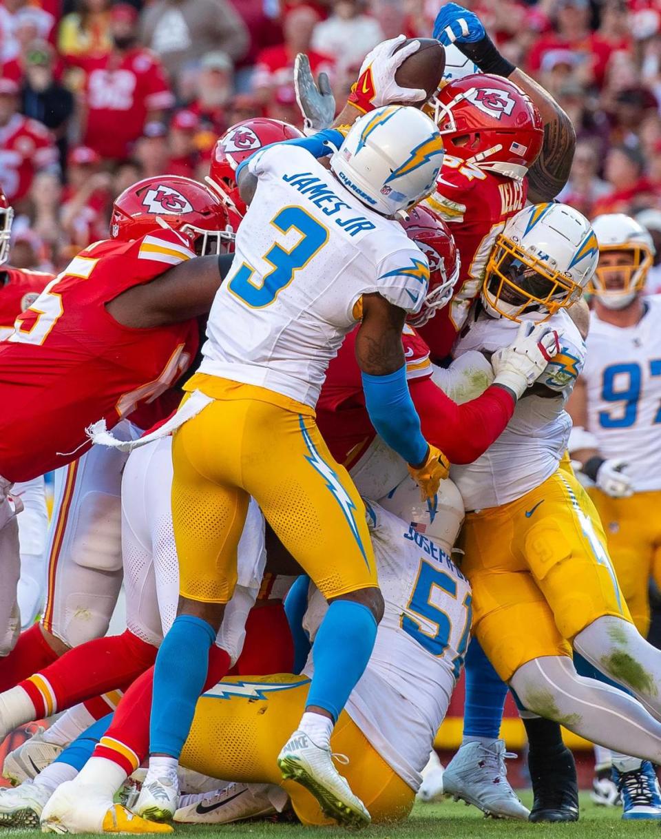 This is the first of five frames that captured the peak moment Travis Kelce was being pushed by his teammates into the end zone against the defensive force of several Chargers players. You can see the top of his helmet and the ball but his face is blocked by Los Angeles Chargers safety Derwin James Jr. (3). Nick Wagner/nwagner@kcstar.com