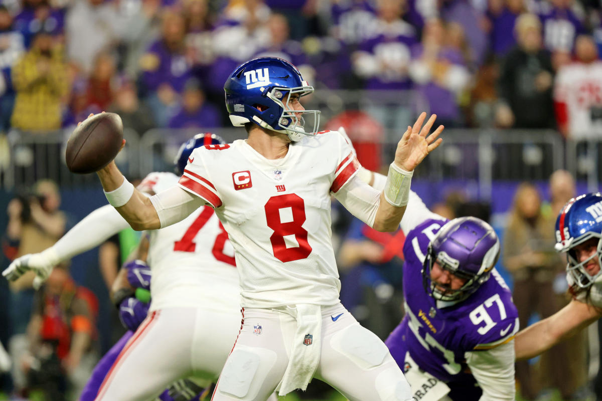 This photo of Eli Manning and Daniel Jones proves they're the same person 