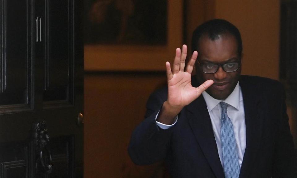 Kwasi Kwarteng leaves 11 Downing Street