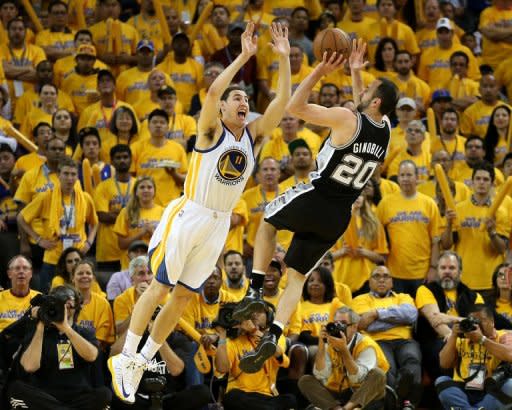 Manu Ginobili lanza a canasta ante Klay Thompson durante el partido del jueves 16 de mayo en Oakland (EEUU). Los San Antonio Spurs se clasificaron para la final de la Conferencia Oeste de la NBA tras eliminar a los Golden State Warriors el jueves por la noche, mientras los New York Knicks se mantuvieron con vida ante los Indiana Pacers en la Conferencia Este. (AFP/Getty Images | Stephen Dunn)