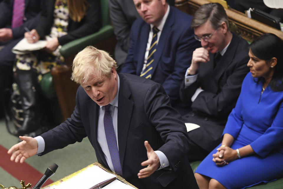 En esta imagen distribuida por el Parlamento británico, el primer ministro, Boris Johnson, responde a una pregunta durante la sesión de preguntas al primer ministro en el Parlamento en Londres, el miércoles 12 de febrero de 2020. Detrás, desde la derecha, los miembros del gobierno Priti Patel, Jacob Rees-Mogg y Mark Spencer. (Jessica Taylor/Cámara de los comunes via AP)