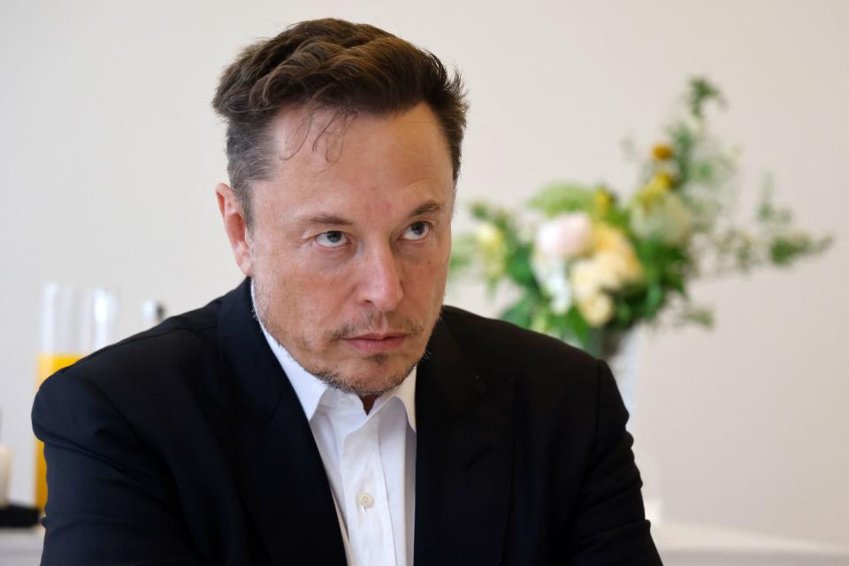 Elon Musk, consejero delegado del fabricante de coches eléctricos Tesla, se reúne con el ministro francés de Economía y Finanzas al margen de la sexta edición de la cumbre 