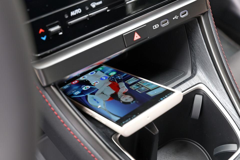 全車系標配碳化光澤紋路飾板，同時Active+以上等級車型也全數標配Qi手機無線充電裝置。