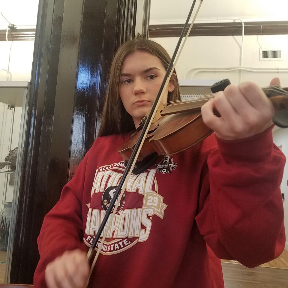 Katy Hill, 15, plays her fiddle at the Tallahassee Senior Center on Jan. 18, 2024.