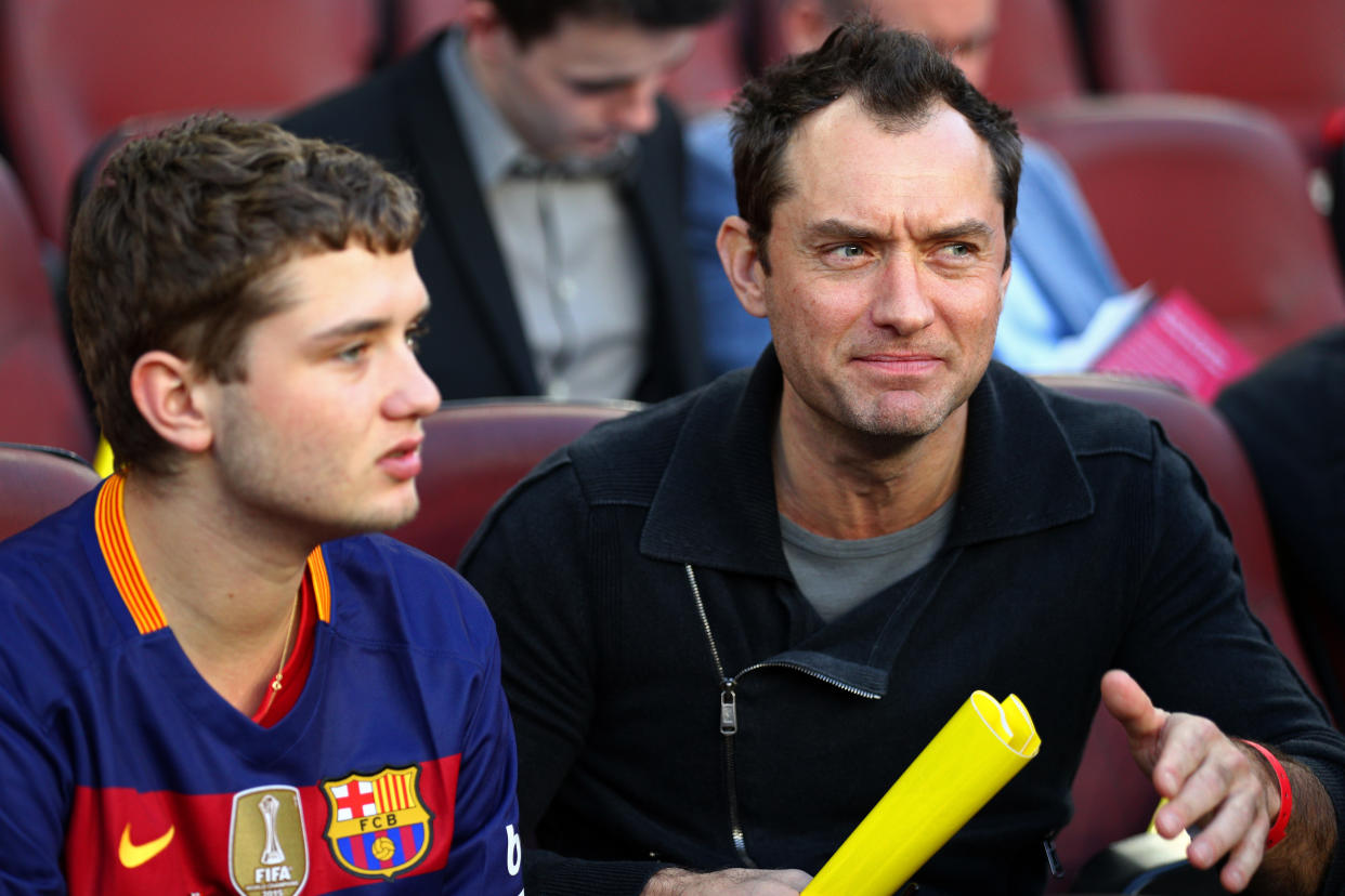 Jude Law and son Rafferty Law take their seat before the start of the La Liga match between FC Barcelona and Real Madrid CF at Camp Nou on April 2, 2016 in Barcelona, Spain.  (Photo by Paul Gilham/Getty Images)