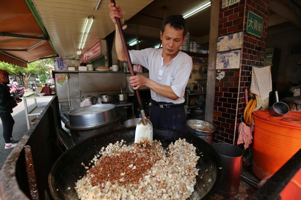 福生每日現炒肉燥香氣逼人，炒後要放甕裡熟成，再取出以炭火滷到軟嫰。