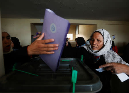 An Afghan woman casts her vote during the parliamentary election at a polling station in Kabul, Afghanistan October 21, 2018. REUTERS/Omar Sobhani