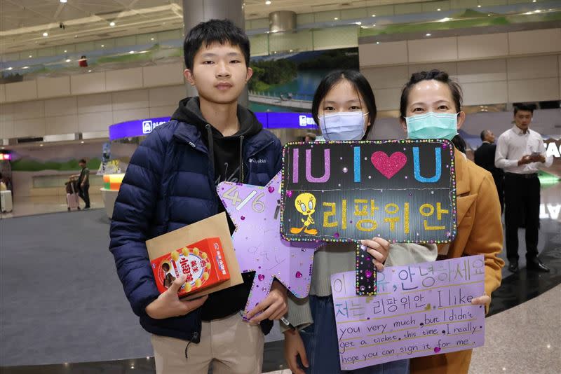 李小弟一家人早上七點就在機場等候，雖然可惜沒能見到，但也樂觀表示：「以後存到錢出國去看」。（圖／記者楊澍攝影）