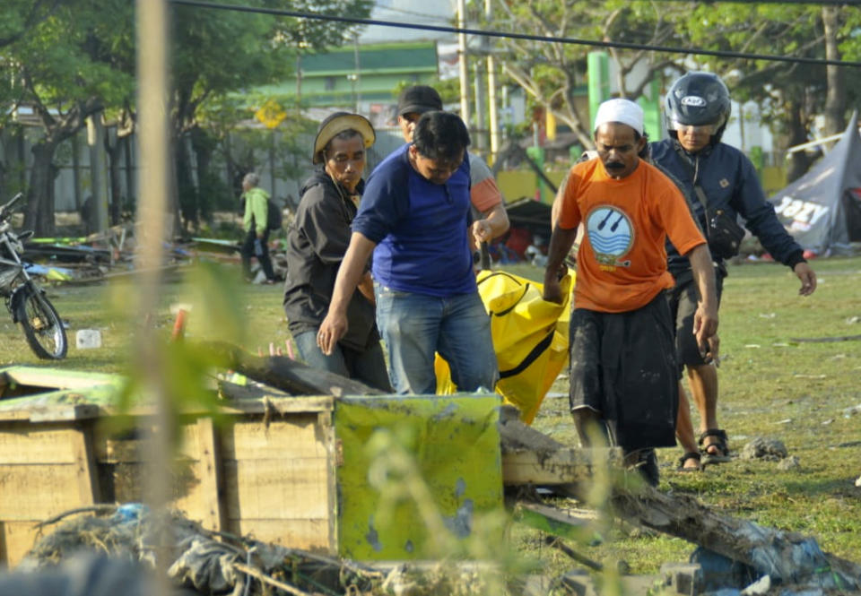 Residents carry the body of a tsunami victim in Palu, Central Sulawesi, Indonesia, Saturday, Sept. 29, 2018. A powerful earthquake rocked the Indonesian island of Sulawesi on Friday, triggering a 3-meter-tall (10-foot-tall) tsunami that an official said swept away houses in at least two cities. (AP Photo/Rifki)