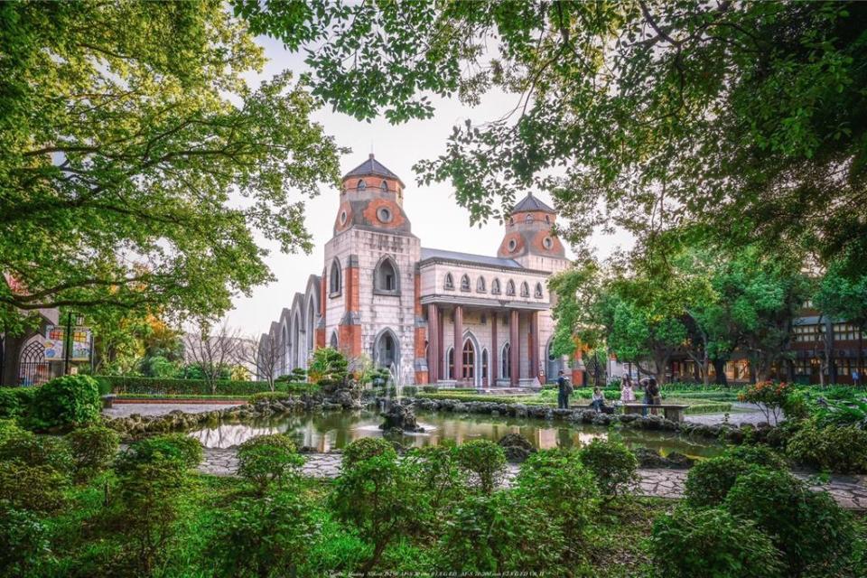 真理大學宣布，保障大一新生第一學年可以住學校宿舍，且宿舍費全額補助，若第一學年總成績達到系排名前30％，再加碼補助1年。圖為真理大學著名的禮拜堂。（取自真理大學臉書）