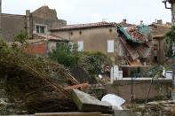 <p>Témoignage de la puissance dévastatrice des eaux, cette photo prise par le journaliste Igor Sahiri d’une « maison éventrée par la puissance de l’eau à Villegailhenc, comme si la rue avait été bombardée ».<br>(Crédit : Getty Images) </p>