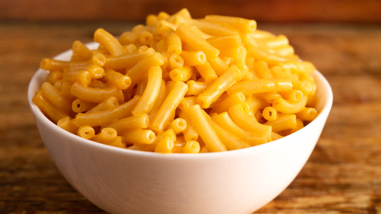 macaroni and cheese in bowl