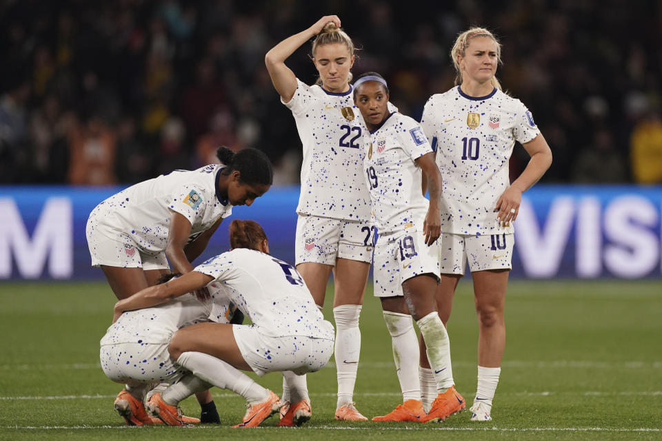 US players react following a miss in the penalty shootout during the Women's World Cup round of 16 soccer match between Sweden and the United States in Melbourne, Australia, Sunday, Aug. 6, 2023. (AP Photo/Scott Barbour)