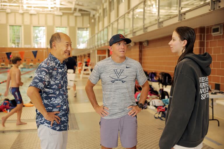 El profesor de matemáticas de Virginia Dr. Ken Ono (izq.), con el entrenador Todd DeSorbo y la nadadora Kate Douglass en una práctica 