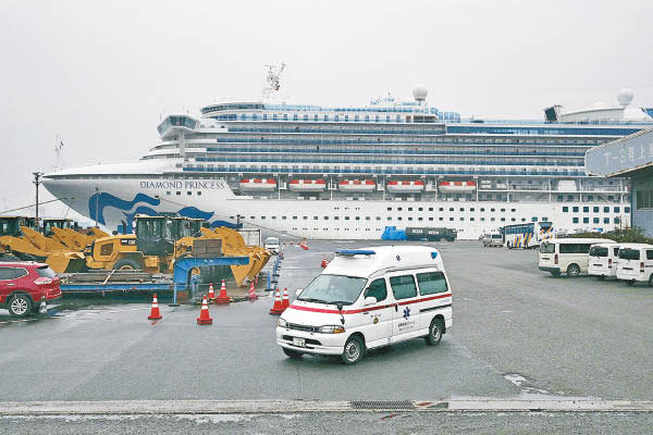 救護車到鑽石公主號郵輪上載走不適旅客。（美聯社圖片）