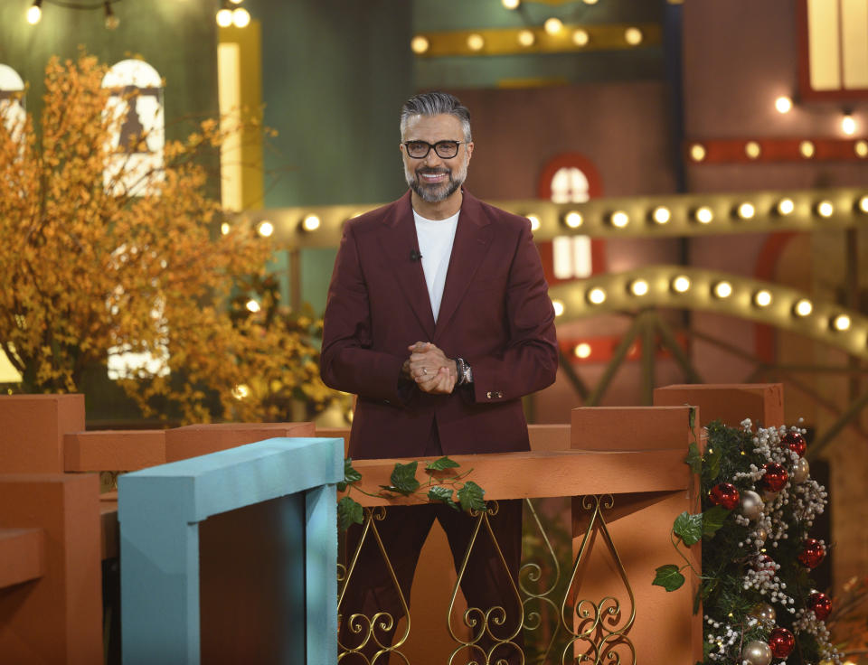 En esta imagen proporcionada por Warner Bros. Television, el actor y presentador Jaime Camil en el set de "Lotería Loca." (Fernando Marrero/Warner Bros. Television vía AP)