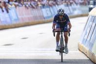 <p>Alaphilippe a attaqué par deux fois et a abordé le dernier tour de circuit (15 km) seul en tête quelques instants après avoir pris les devants.</p>