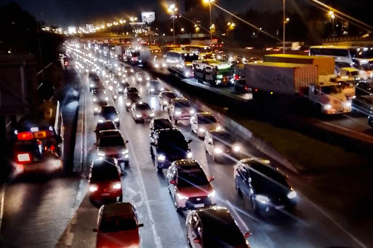 Hay importantes demoras en ambos sentidos de la Panamericana luego de que un camión se partiera en dos