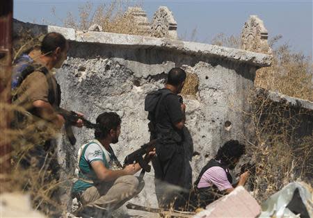 Free Syrian Army fighters carry their weapons as they take positions near Hanano Barracks, which is controlled by forces loyal to Syria's President Bashar al-Assad, in Aleppo September 11, 2013. REUTERS/Muzaffar Salman