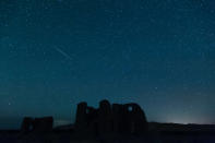 Fotografía de larga exposición que muestra a un estrella fugaz, durante la lluvia anual de las Perseidas, sobre unas ruinas al interior del Parque Estatal de Fort Churchill, el 12 de agosto de 2012, en Silver Springs, Nevada. AP Photo/Kevin Clifford