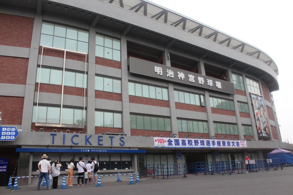 Fans queuing to enter Meiji Jingu Stadium mid-game.