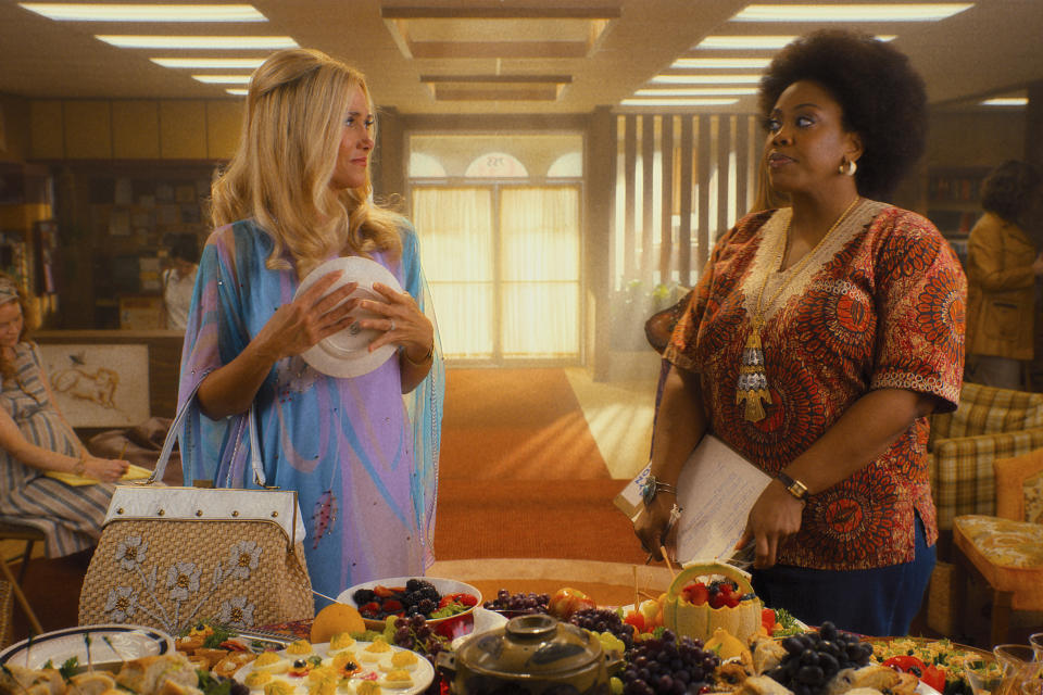 En esta imagen proporcionada por Apple TV+, Kristen Wiig, izquierda, y Amber Chardae en una escena de la serie "Palm Royale". (Apple TV+ via AP)