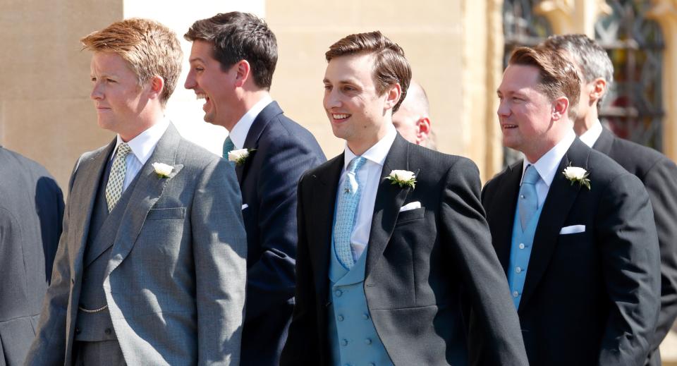 Charlie van Straubenzee (au centre), qui avait donné un discours à l’occasion du mariage du prince Harry et de Meghan Markle, est le parrain de bébé Archie [Image: Getty]