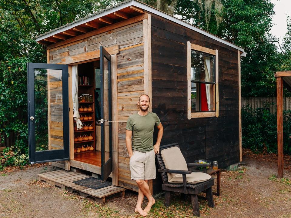 Robin Greenfield vor dem Tiny House, das er in Orlando, Florida, gebaut hat. - Copyright: Sierra Ford