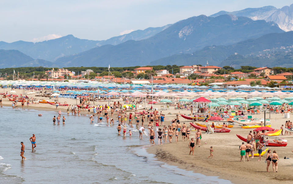 Oftmals betreiben Familien die privaten Standklubs entlang der italienischen Küste. Wer hier baden will, muss teils tief in die Tasche greifen. - Copyright: picture alliance / JFK / EXPA / picturedesk.com | JFK