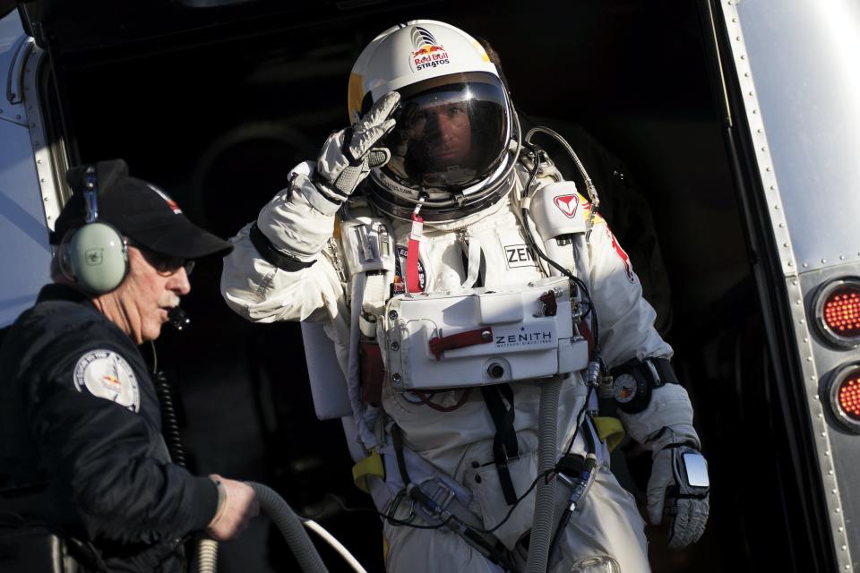 奧地利跳傘運動員Felix Baumgartner完成Red Bull Stratos平流層計畫的太空跳傘任務，從39公里高跳下，以超越音速的自由落體創下世界紀錄 (照片來源：redbull提供)