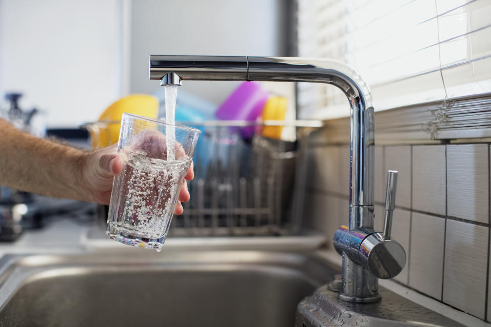 Elige un dispensador de agua, para hacer todo más seguro. (Foto: Getty)