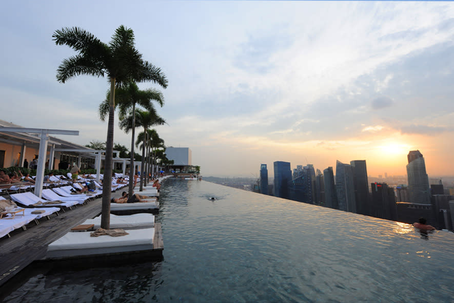 <b>Marina Bay Sand Resort, Singapur</b><br><br>Über dem Häusermeer bietet der Infinity Pool des luxuriösen Marina Bay Sands Resort einen gigantischen Blick über Singapur. (Bild: James D. Morgan/Rex Features)