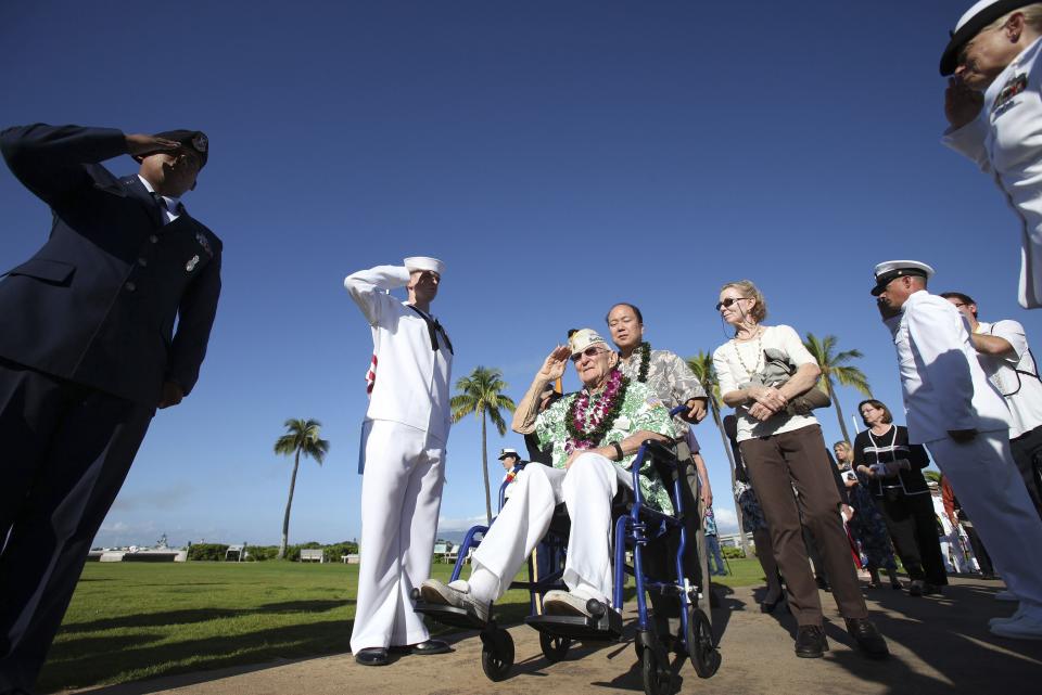 Pearl Harbor survivor Everett Highland salutes during the "Walk of Honor" at the 72nd anniversary of the attack on Pearl Harbor at the WW II Valor in the Pacific National Monument in Honolulu, Hawaii on December 7, 2013. (REUTERS/Hugh Gentry)