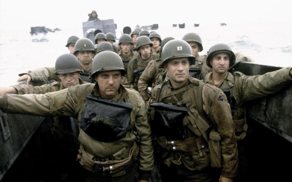 Sizemore mit Tom Hanks in Saving Private Ryan: Der Regisseur des Films, Steven Spielberg, warnte ihn, dass er beim ersten Anzeichen von Drogen fallen gelassen und der Film neu gedreht würde - AA Film Archive/Alamy