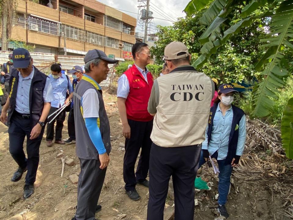 防疫團隊針對容易有病媒蚊孳生源的地方加強整治。（圖：高雄市衛生局提出）