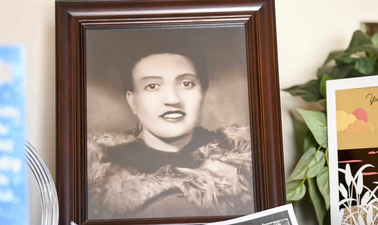 A photo of Henrietta Lacks sits in the living room of her grandson. <a href="https://www.gettyimages.com/detail/news-photo/photo-of-henrietta-lacks-sits-in-the-living-room-of-her-news-photo/1234369412?adppopup=true" rel="nofollow noopener" target="_blank" data-ylk="slk:Jonathan Newton/The Washington Post via Getty Images;elm:context_link;itc:0;sec:content-canvas" class="link "> Jonathan Newton/The Washington Post via Getty Images</a>