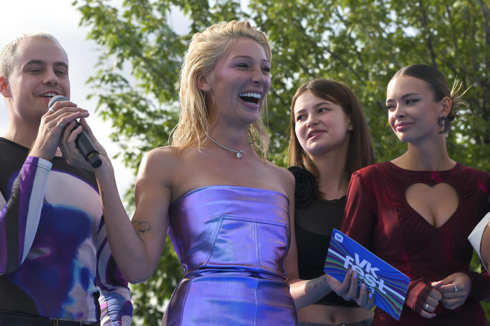 ARCHIVO - La conductora de televisión y actriz Anastasia Ivleeva (centro) durante el Festival VK en Moscú, Rusia, el sábado 15 de julio de 2023. (AP Foto, Archivo)