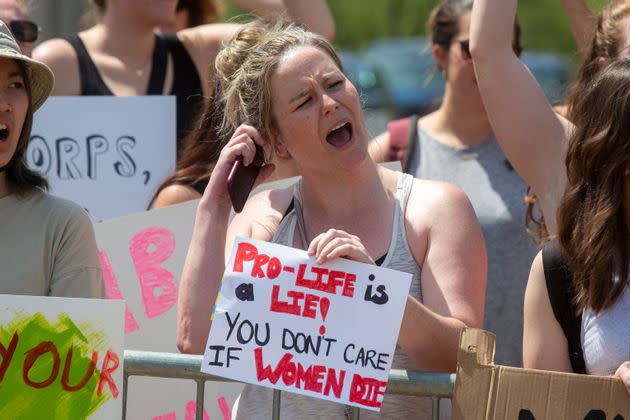 Una manifestante, con un cartel que dice: &#39;Ser provida es una mentira. No os preocupa si las mujeres mueren&#39;. En Ottawa (Canad&#xe1;), el 12 de mayo de 2022.&#xa0; (Photo: LARS HAGBERG via AFP via Getty Images)