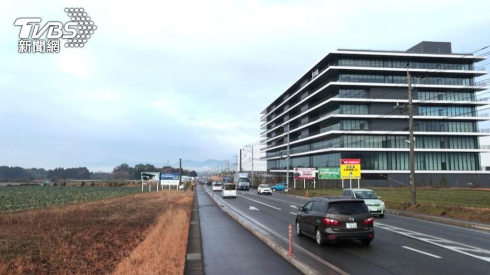 隔著一條馬路，台積電熊本廠的對面是一片農田。（圖／達志影像美聯社）