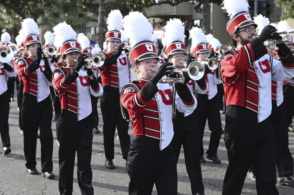 La banda de marcha de la Universidad de Utah en el 134o Desfile de las Rosas en Pasadena, California, el lunes 2 de enero de 2023. (Foto AP/Michael Owen Baker)