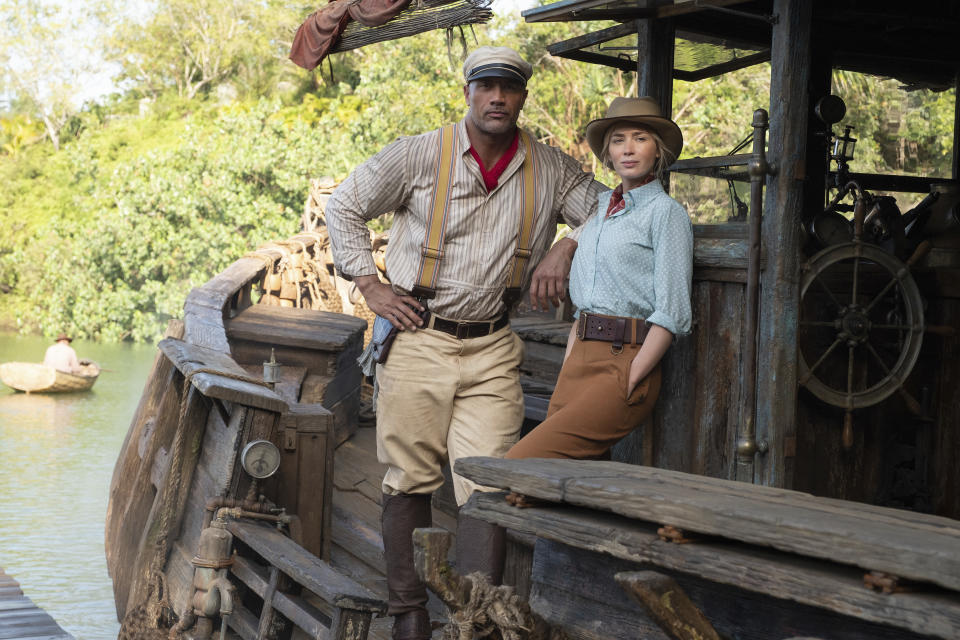 En esta imagen difundida por Disney, Dwayne Johnson y Emily Blunt en una escena de "Jungle Cruise". (Frank Masi/Disney vía AP)