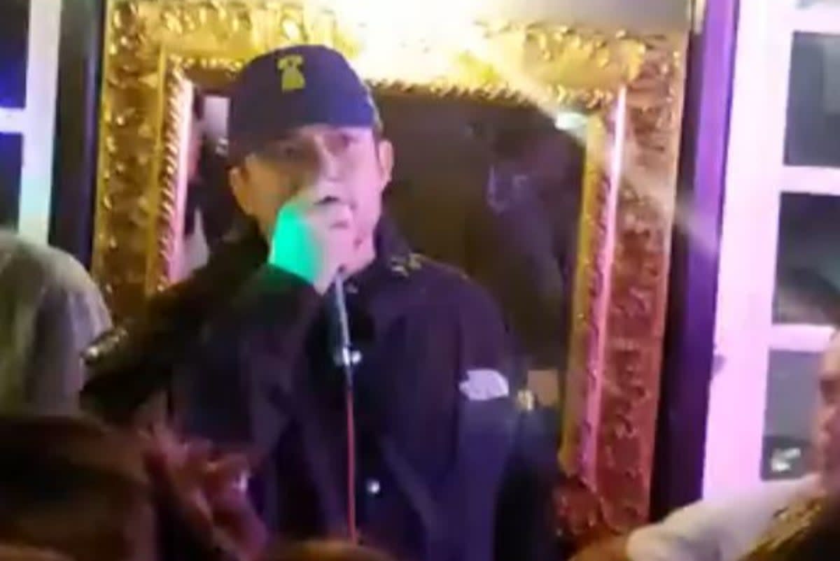 Orlando Bloom performed a surprise rendition of She Moved Through The Fair in a Windsor pub  (Chris Stark)